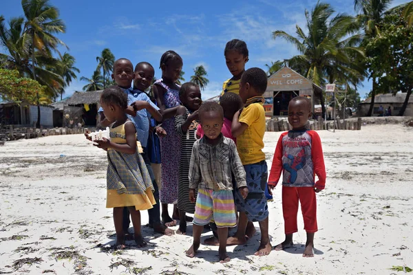 Gyerekek a Pingwe strandon, Zanzibár, Tanzánia, Afrika — Stock Fotó