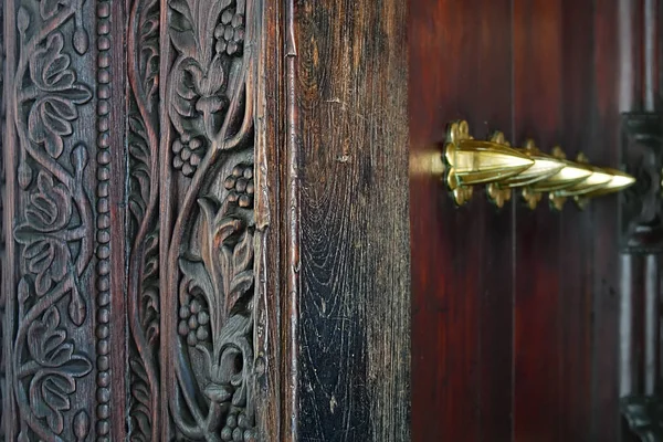 Porta esculpida em madeira tradicional em Stone Town, Zanzibar, Tanzânia — Fotografia de Stock