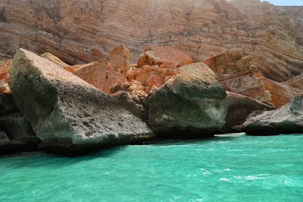 Bizarro Penhascos Acima Água Azul Mar Arábico Nas Proximidades Ras — Fotografia de Stock