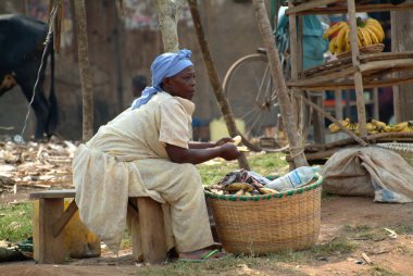 Kampala, Uganda - 26 Ağustos 2010: Yerel kadın gecekondu pazarında muz satıyor. Gecekondu sakinlerinin yaklaşık% 40 'ının aylık geliri sadece 2500 şilinden az, bir dolardan az, bunların% 98' i kadın.