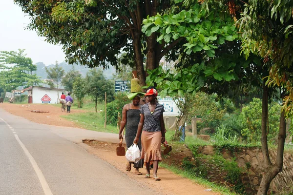 Uganda Afryka Sierpnia 2010 Afrykanki Podążające Wiejską Drogą — Zdjęcie stockowe