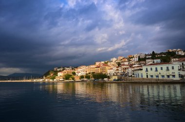 Fırtına sonrası Pylos kasabası. Messinia, Navarino Körfezi, Yunanistan