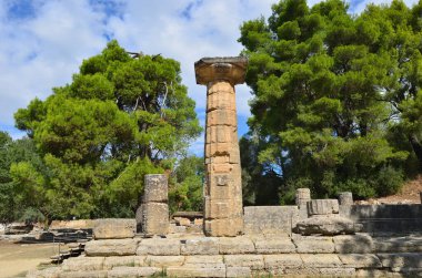 Olympia, Yunanistan - 5 Ekim 2013: Olympia 'da gösterilen antik kalıntılar. Olimpiyat oyunlarının doğduğu yer, günümüzde UNESCO dünya mirası sahası ve modern Olimpiyat Oyunları ateşinin alevlendiği yer 