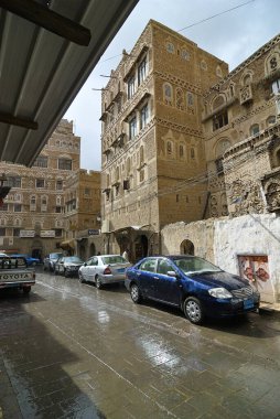Sanaa, Yemen - 6 Mart 2010: Sanaa 'daki eski bir şehirde çok nadir görülen hava durumu. 2.200 m yükseklikte 2.500 yıldan uzun bir süre yaşayan Sanaa, UNESCO Dünya Mirası Şehri 'dir.