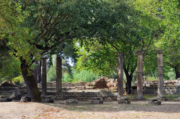 Olympia, Yunanistan - 5 Ekim 2013: Olympia 'da gösterilen antik kalıntılar. Olimpiyat oyunlarının doğduğu yer, günümüzde UNESCO dünya mirası sahası ve modern Olimpiyat Oyunları ateşinin alevlendiği yer 