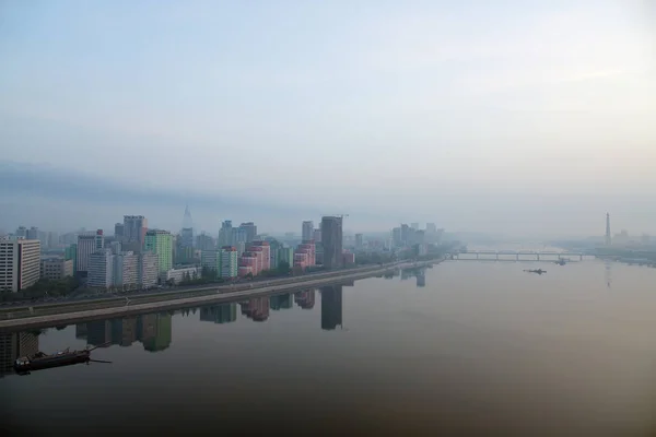 北朝鲜 晨雾中的天际线和泰东河 从扬加多岛看Othat Kangan街的现代住宅建筑群 — 图库照片