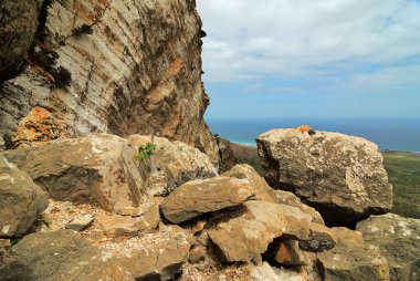 Socotra Adası, Yemen. Okyanus kıyısındaki uçurumun manzarası. Dixam yaylası