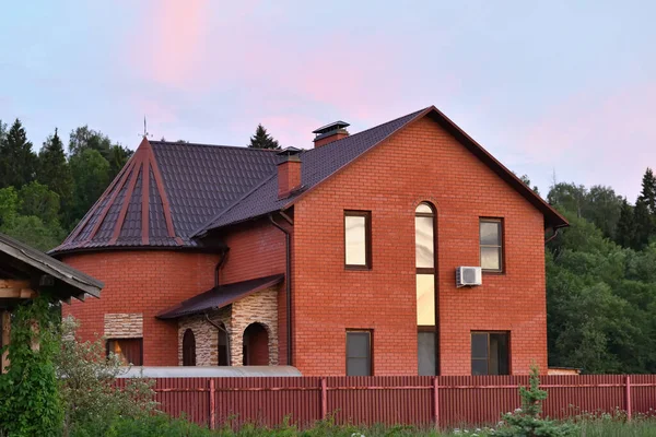 Casa Campo Tijolo Vermelho Subúrbio Pôr Sol Verão Rússia Região — Fotografia de Stock