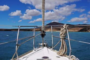 Atlantik Okyanusu 'nda bir yelkenli. Lanzarote, İspanya. Kanarya Adaları Takımadaları 