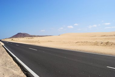 Corralejo Sahili 'nin kumsalından geçen katran otoyolu. Fuerteventura. Kanarya adaları. İspanya