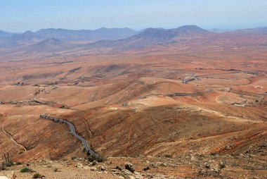 Kırmızı volkanik dağlarla tipik bir manzara ve Kanarya Adası Fuerteventura, İspanya 'da küçük bir köy.