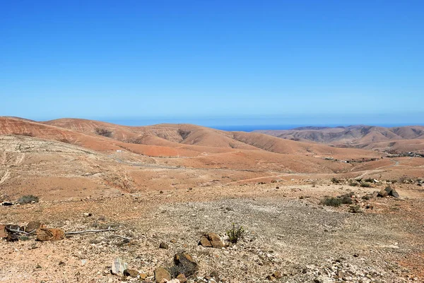 Typická Krajina Červenými Sopečnými Horami Malou Vesničkou Kanárském Ostrově Fuerteventura — Stock fotografie