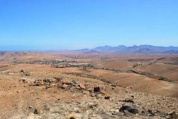 Typowy Krajobraz Czerwonymi Górami Wulkanicznymi Małą Wioską Wyspie Kanaryjskiej Fuerteventura — Zdjęcie stockowe