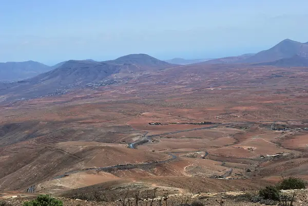 Typowy Krajobraz Czerwonymi Górami Wulkanicznymi Małą Wioską Wyspie Kanaryjskiej Fuerteventura — Zdjęcie stockowe