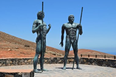 Fuerteventura, Kanarya Adaları, İspanya - 20 Haziran 2008: Fuerteventura 'da Guanche krallarının heykeli Guize ve Ayose