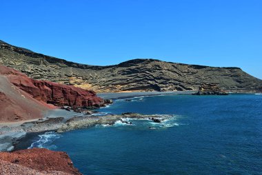 Lanzarote, El Golfo körfezindeki siyah kumlu plaj, Kanarya Adaları 'ndaki Lago de los Clicos yakınlarında Atlantik okyanusu. İspanya 