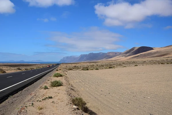 火山の風景を介してタール高速道路 ランサローテだ カナリア諸島 スペイン — ストック写真