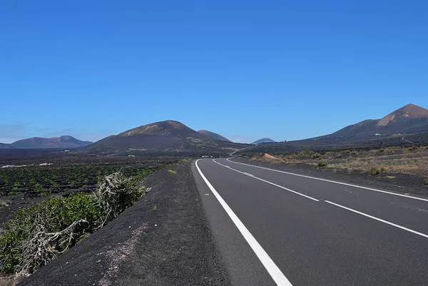 Volkanik Arazide Katran Otoyolu Lanzarote Kanarya Adaları Spanya — Stok fotoğraf
