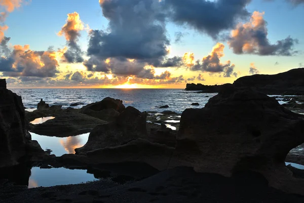 Ασυνήθιστες Μορφές Ηφαιστειακών Βράχων Λάβας Στη Βραχώδη Ακτή Όμορφο Ηλιοβασίλεμα — Φωτογραφία Αρχείου
