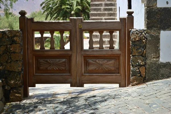 Закрытые Деревянные Ворота Двор Традиционном Испанском Доме Остров Фуэртевентура Канарские — стоковое фото