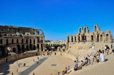 El Djem, Mahdia, Tunus - 28 Eylül 2004: Turistler Tunus 'taki El Jem kentinde antik Roma amfitiyatrosunu ziyaret ettiler