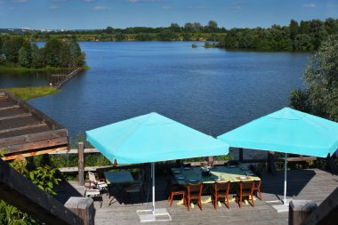 Moskova bölgesindeki Oka nehrinin kıyısındaki açık kafe, Drakino köyünün yakınında, Protva nehrinin birleştiği yerde. 