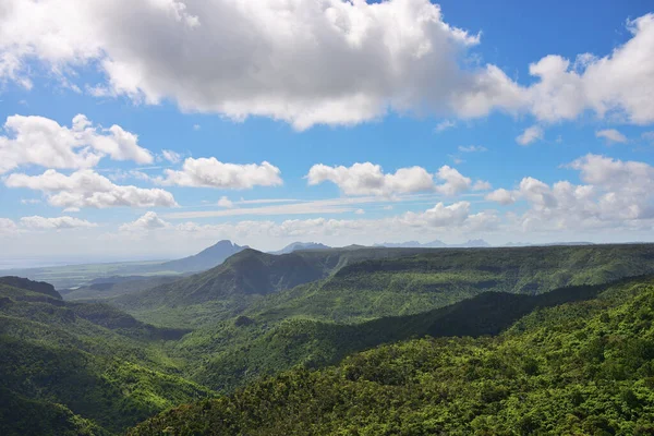 Black River Gorges Ulusal Parkı manzarası. Mauritius Adası. Gökyüzünün arka planında uyuyan volkan. Afrika