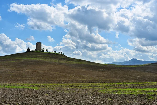 Sonbaharda Tarla Sürmüş Tarla Ortaçağ Taş Kulesi Olan Idyllic Kırsal — Stok fotoğraf