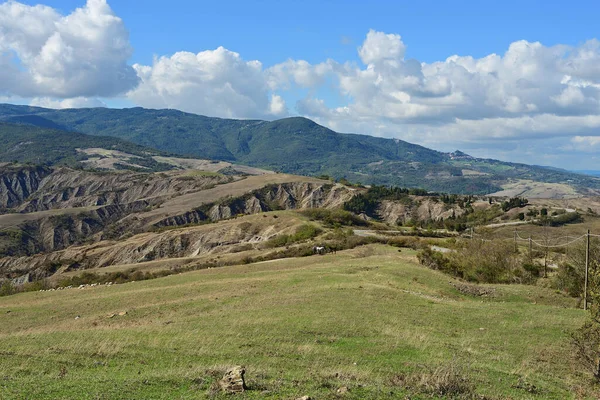 意大利 秋天的土司卡纳田园 有牧场和小山 — 图库照片