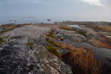 Güneş doğarken Beyaz Deniz 'in güzel manzarası. Onega Körfezi, Karelia, Rusya. Sular yükseldiğinde küçük bir bölge. Seçici odak
