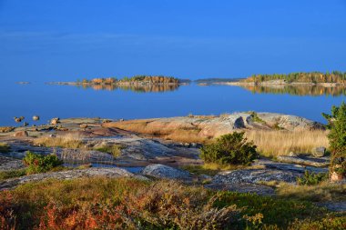 Günbatımında Beyaz Deniz 'in güzel sonbahar manzarası. Onega Körfezi, Karelia, Rusya. 