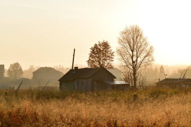 Güneş doğarken Beyaz Deniz yakınlarındaki Pomors köyünün güzel manzarası. Karelia, Rusya. 
