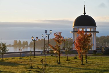 Petrozavodsk, Karelia, Rusya 'daki Onega Gölü' nün setinde Rotunda pavyonu