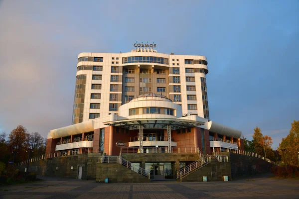 ロシア カレリア州ペトロザヴォツク 2020年9月30日 近代的なホテル コスモスの眺め — ストック写真