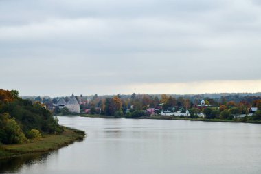 Volkhov nehrinden şafak vakti Staraya Ladoga 'nın tarihsel olarak önemli köyüne bakın. Ladoga ya da Eski Ladoga eski Rus devletinin ilk başkentidir. Leningrad bölgesi, Rusya