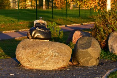 Petrozavodsk, Karelia, Rusya - 30 Eylül 2020: Gündoğumunda sergilenen şehir seti üzerindeki talih cüzdanı. Turist eğlencesi. Riga 'dan Petrozavodsk hediyesi (Letonya)