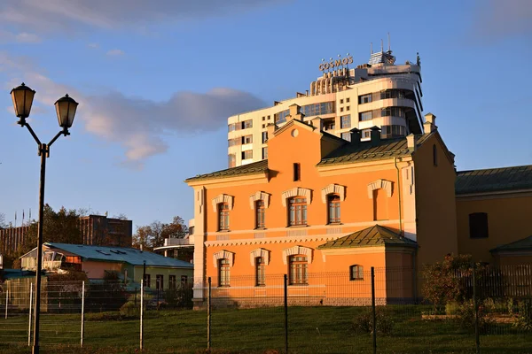 ロシア カレリア州ペトロザヴォツク 2020年9月30日 オンガ湖から市内の建築と近代的なホテル コスモス を望む — ストック写真