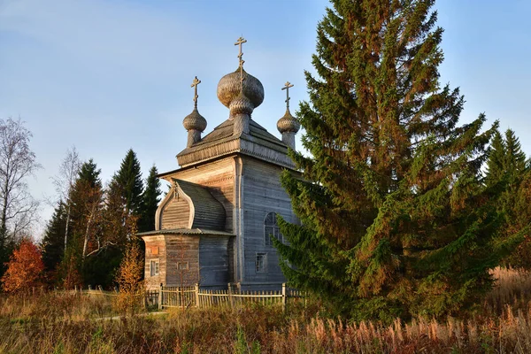 ロシアだ カレリア ポモール村Virmaの白い海の海岸にある古代正教会のピーターとポール木製の教会 寛永2年建立 — ストック写真