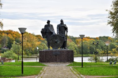 Staraya Ladoga, Rusya - 6 Ekim 2020: Rus devletinin kurucuları olan iki prens Rurik ve Kahin Oleg anıtı. 12 Eylül 2015 'te kuruldu. Mimar Oleg Şorov
