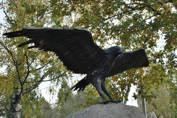 Staraya Ladoga Ryssland Oktober 2020 Skulptur Attacking Falcon Varyazhskaja Gatan — Stockfoto