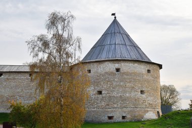 Staroladozhskaya kalesi olarak da bilinen tarihi Ladoga kalesi. Klimentovskaya kulesinin etrafından. Staraya Ladoga, Rusya