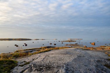 Günbatımında Beyaz Deniz kıyısında güzel bir sonbahar manzarası. Onega Körfezi, Karelia, Rusya. 