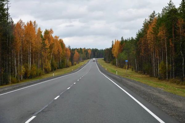Karelia Rusia Camión Largo Carretera Través Del Bosque Otoño Calle — Foto de Stock