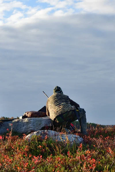 Musim Gugur Lapangan Pemburu Duduk Belakang Batu Tepi Laut Putih — Stok Foto