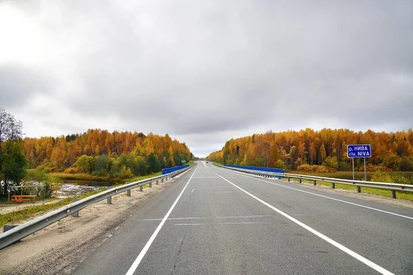 Karelia Rusia Carretera Kola Través Del Bosque Otoño Puente Accros — Foto de Stock