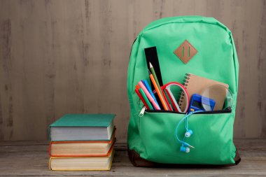 Eğitim konsepti - okul çantası kitaplar ve diğer malzemeler