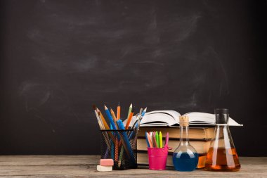 Eğitim konsepti - oditoryumdaki masanın üzerinde kitaplar