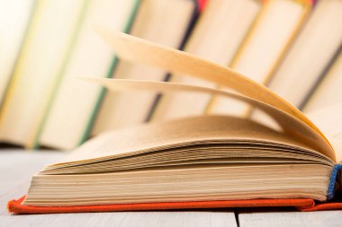 Eğitim ve bilgelik kavramı - kırmızı açık kitap ahşap tablo