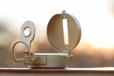 Üzerine bir kitap açık havada pusula. Makro fotoğraf.