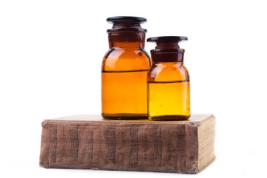 Vintage Tıp Eczane şişe beyaz arka plan üzerinde kitapla